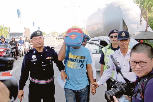 ALOR SETAR 20 May 2015. Anggota polis berjaya menahan seorang individu yang mempunyai 20 waran tangkap dan 20 saman ketika cuba melarikan diri dalam sekatan jalanraya Ops Warta bagi mengesan individu yang enggan menjelaskan saman di Lebuhraya Sultanah Bahiyah. STR/Danial Noordin