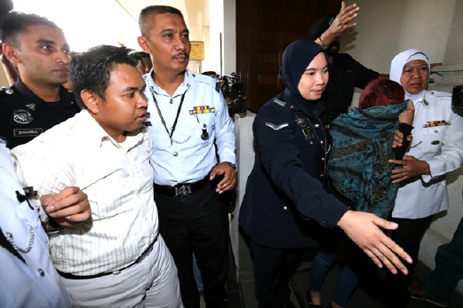 KUALA LUMPUR, 08 May 2015. Dua pemandu Perodua Myvi yang terbabit dalam kemalangan di Lebuhraya Duta - Ulu Klang (DUKE), Mohamad Fizal Reza Jamauddin, 31 (kiri) dan Siti Noor Aini Mohd Said, 35, mengaku tidak bersalah di Mahkamah Majistret Trafik, Kompleks Mahkamah Jalan Duta. NSTP/Khairull Azry Bidin.