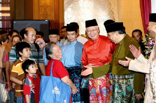 PUTRAJAYA 17 JULY 2015. Perdana Menteri Datuk Seri Najib Tun Razak menyambut ketibaan orang ramai ke Majlis Rumah Terbuka Hari Raya Aidilfitri YAB Perdana Menteri Dan Anggota Jemaah Menteri 2015 sempena hari raya pertama di Seri Perdana, Putrajaya. NSTP/ Fariz Iswadi Ismail.