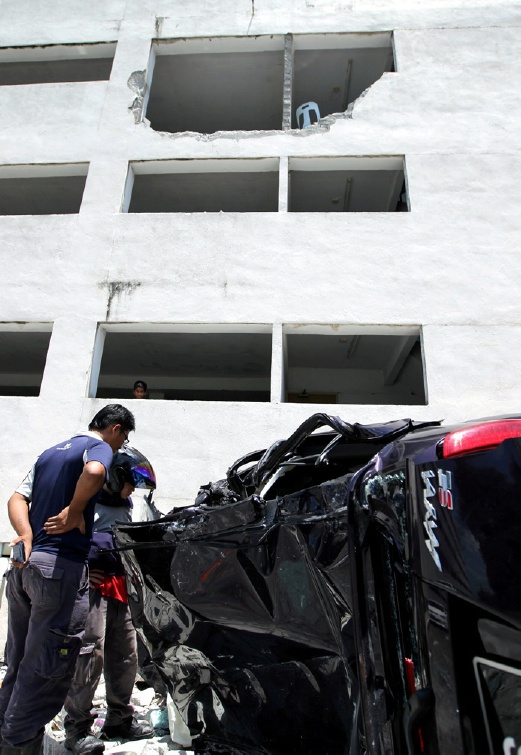 PENANG 14 August 2015. Orang ramai melihat kereta Myvi yang terbabas dan terjunam dari tingkat tiga di Pangsapuri Taman Pekaka, Sungai Dua, Pulau Pinang. NSTP/Ihsan Pembaca