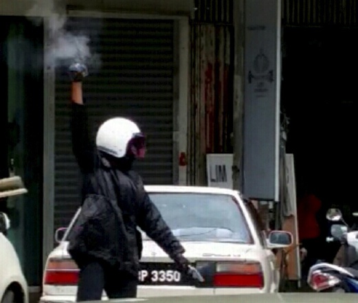 PENANG 29 September 2015. Salah seorang dari empat perompak melepaskan tembakan ke udara ketika melarikan diri menaiki motosikal setelah merompak kedai emas di Taman Chai Leng, Perai. NSTP/Ihsan Pembaca