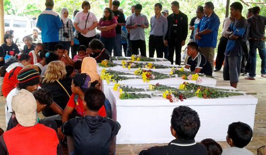 GUA MUSANG 25 October 2015. ( KBE649C / KBB599P / KBM362P ) Orang ramai menunggu untuk empat keranda mayat mangsa Orang Asli yang hilang lebih sebulan dikebumikan di Kampung Penad, Gua Musang.  IHSAN RELA Gua Musang