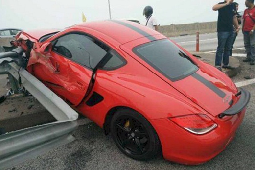 PENANG 3 October 2015. Kemalangan membabitkan dua kereta, sebuah kereta jenis porsche 911 yang dipandu seorang lelaki cina dari Seberang menghala Pulau Pinang bergesel pada bahagian sebelah tepi kiri kereta jenis wira yang di pandu seorang peremuan dari arah yang sama, kereta jenis porsche 911 terbabas dan merempuh pembahagi jalan di atas Jambatan Pulau Pinang . NSTP/Ihsan Pembaca