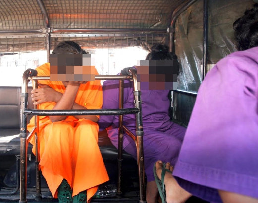 DUA daripada empat suspek yang dipercayai terlibat dalam satu kes pembunuhan di Jalan Pahang-Tapah dibawa keluar dari Mahkamah Majistret Tapah menaiki kenderaan Polis untuk perintah tahanan reman. - Foto Supian Ahmad