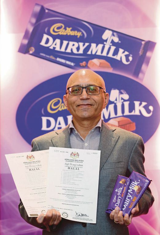 KUALA LUMPUR 09 June 2014. Managing Director of Mondelez International, Sunil Sethi, holds Jakim's Halal Certificate and Cadbury Dairy Milk Hazel Nut during the press conference of Cadbury Dairy Milk at 1 First Avenue, Dataran Bandar Utama. NSTP/Salhani Ibrahim