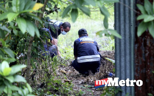 TAPAH 04 November 2015. Anggota Forensik menjalankan siasatan di kawasan bengkel kenderaan yang menjadi lokasi pembunuhan kejam berdekatan tol Tapah di Jalan Pahang di sini. NSTP/L.Manimaran