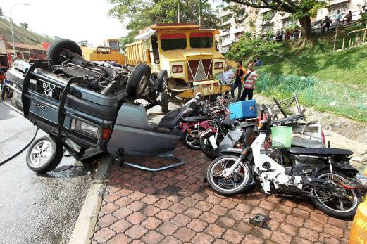 KAJANG 14 JANUARY 2016. Dua maut dan seorang cedera dalam kemalangan membabitkan lori hantu yang merempuh 15 motosikal dan sebuah van di hadapan Sekolah Menengah Kebangsaan Damai Perdana pada jam 1.11 tengah hari tadi. NSTP/SADDAM YUSOFF
