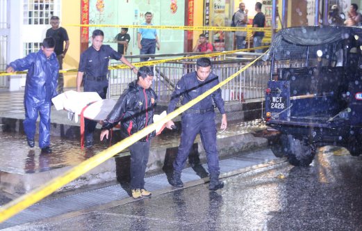 KUCHAI LAMA 17 JANUARY 2016. Anggota Polis mengangkat mayat seorang lelaki yang di tembak di Pusat Perniagaan Kuchai Lama. NSTP / Mohd Yusni Ariffin