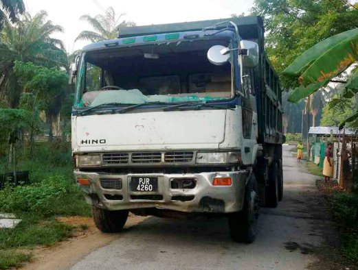 PENANG 21 FEBRUARY 2016. Sebuah lori yang dipercayai melanggar 22 buah kereta dan dua buah motosikal dalam kejadian di pasar awam Taman Berjaya, Nibong Tebal. STR/AMIR IRSYAD OMAR