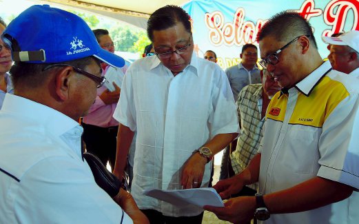 SEPANGGAR 01 FEBRUARY 2016. ( KKB046T / KKM718U ). Menteri Kemajuan Luar Bandar dan Wilayah, Datuk Seri Ismail Sabri Yaakob (tengah) berkata sesuatu kepada Ketua Penolong Pengarah Jalan Raya, Jabatan Kerja Raya (JKR) Sabah, Ali A Ahmad (kanan) semasa bersama rombongan daripada Kementerian Kemajuan Luar Bandar dan Wilayah mengadakan tinjauan ke jalan raya Jalan Yayasan-Kibagu yang menghubungkan kampung Kibagu dengan laluan utama ke bandar raya Kota Kinabalu, pekan Menggatal, Inanam dan Likas. Hadir sama Ahli Parlimen Sepanggar, Datuk Jumat Idris (kiri). NSTP/IZHARI ARIFFIN.