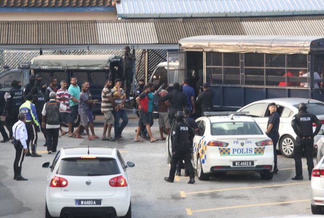 GENG 04 DIDAKWA DI MAHKAMAH