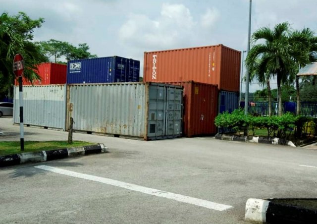 PENGAWAL KESELAMATAN DI PUKUL